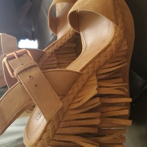 Wedge with suede tassels